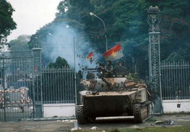 Xe tăng Quân Giải phóng tiến vào Dinh Độc Lập trưa 30/4/1975. Ảnh tư liệu.